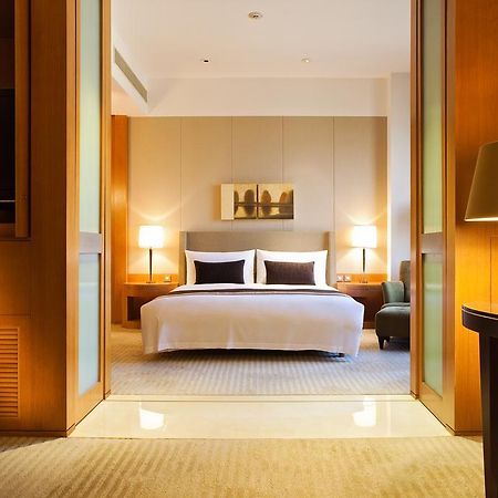 Ambassador Hotel Hsinchu Exteriör bild A bedroom at the Mandarin Oriental, Hong Kong