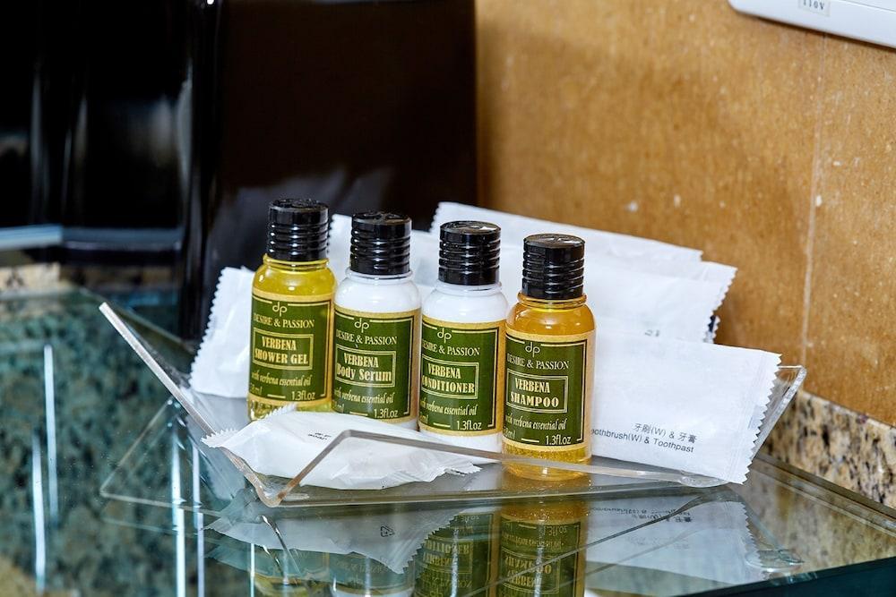 Ambassador Hotel Hsinchu Exteriör bild A selection of toiletries