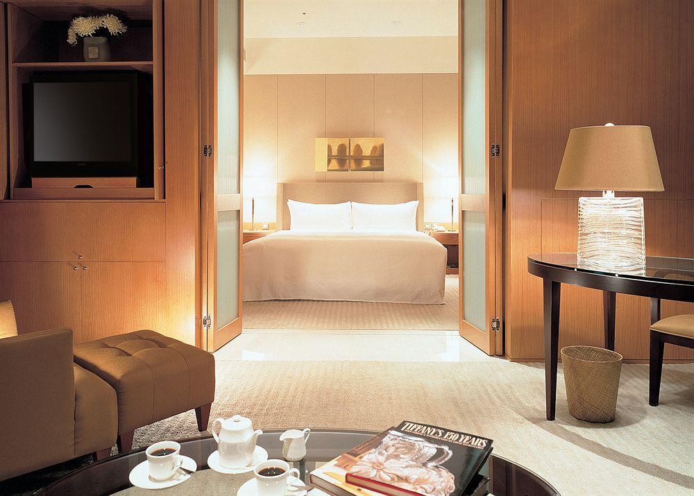Ambassador Hotel Hsinchu Rum bild A suite at the Mandarin Oriental, Hong Kong