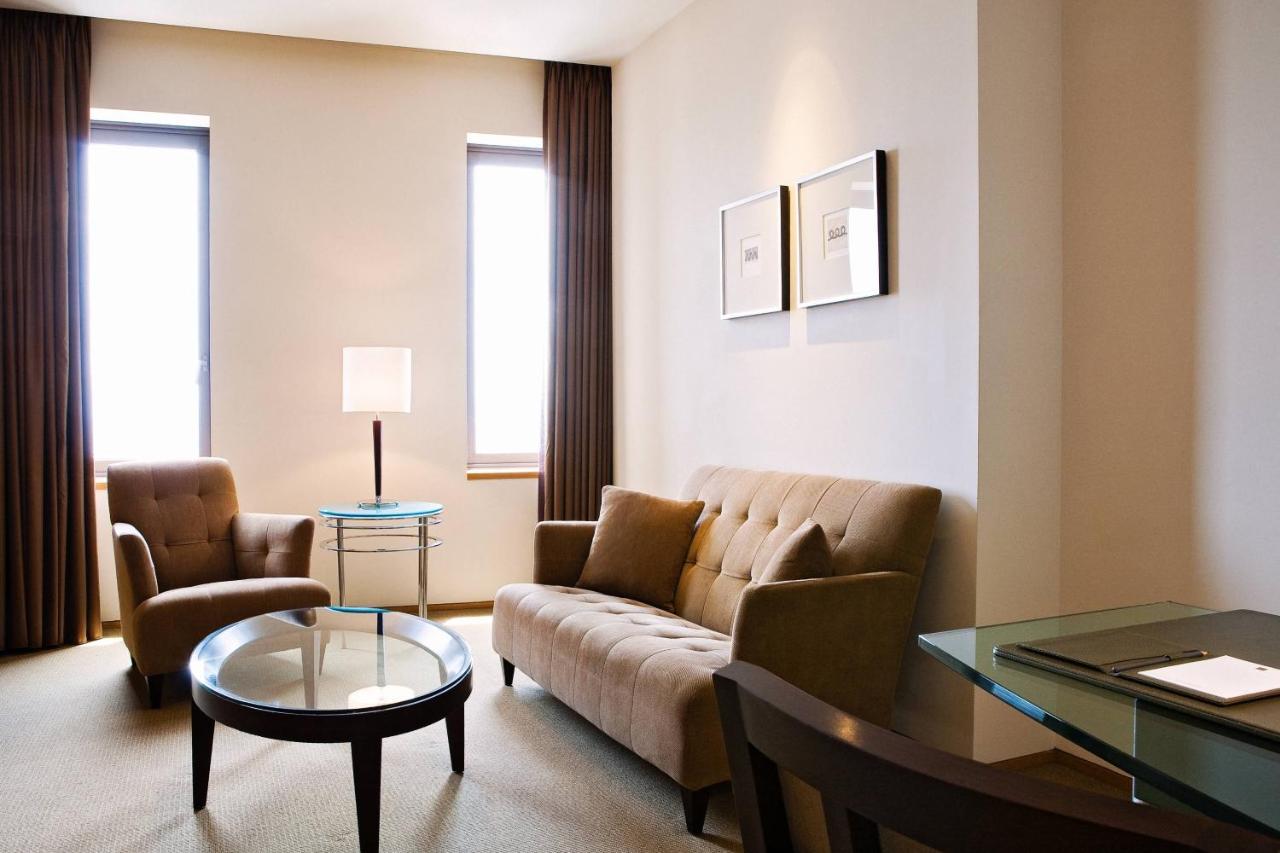 Ambassador Hotel Hsinchu Exteriör bild A living room
