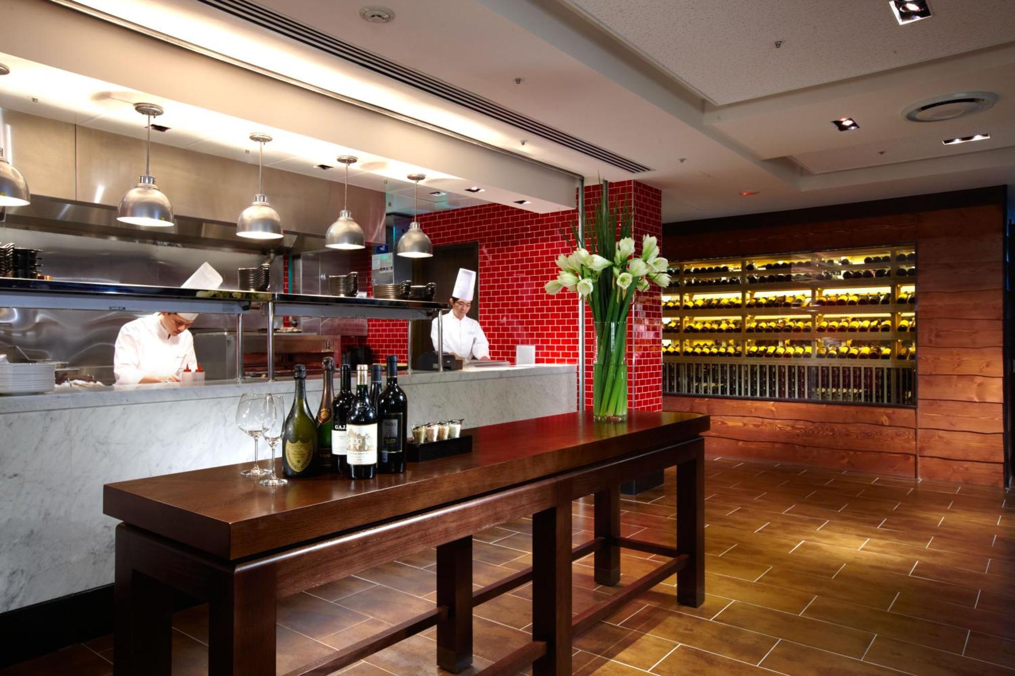 Ambassador Hotel Hsinchu Exteriör bild The open kitchen at the restaurant