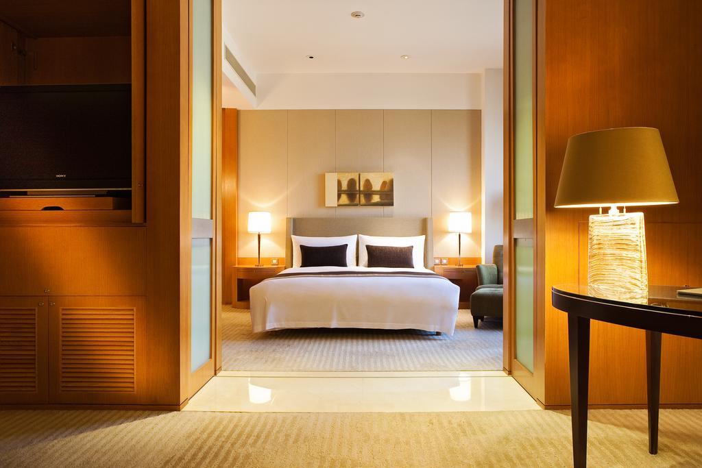 Ambassador Hotel Hsinchu Exteriör bild A bedroom at the Mandarin Oriental, Hong Kong