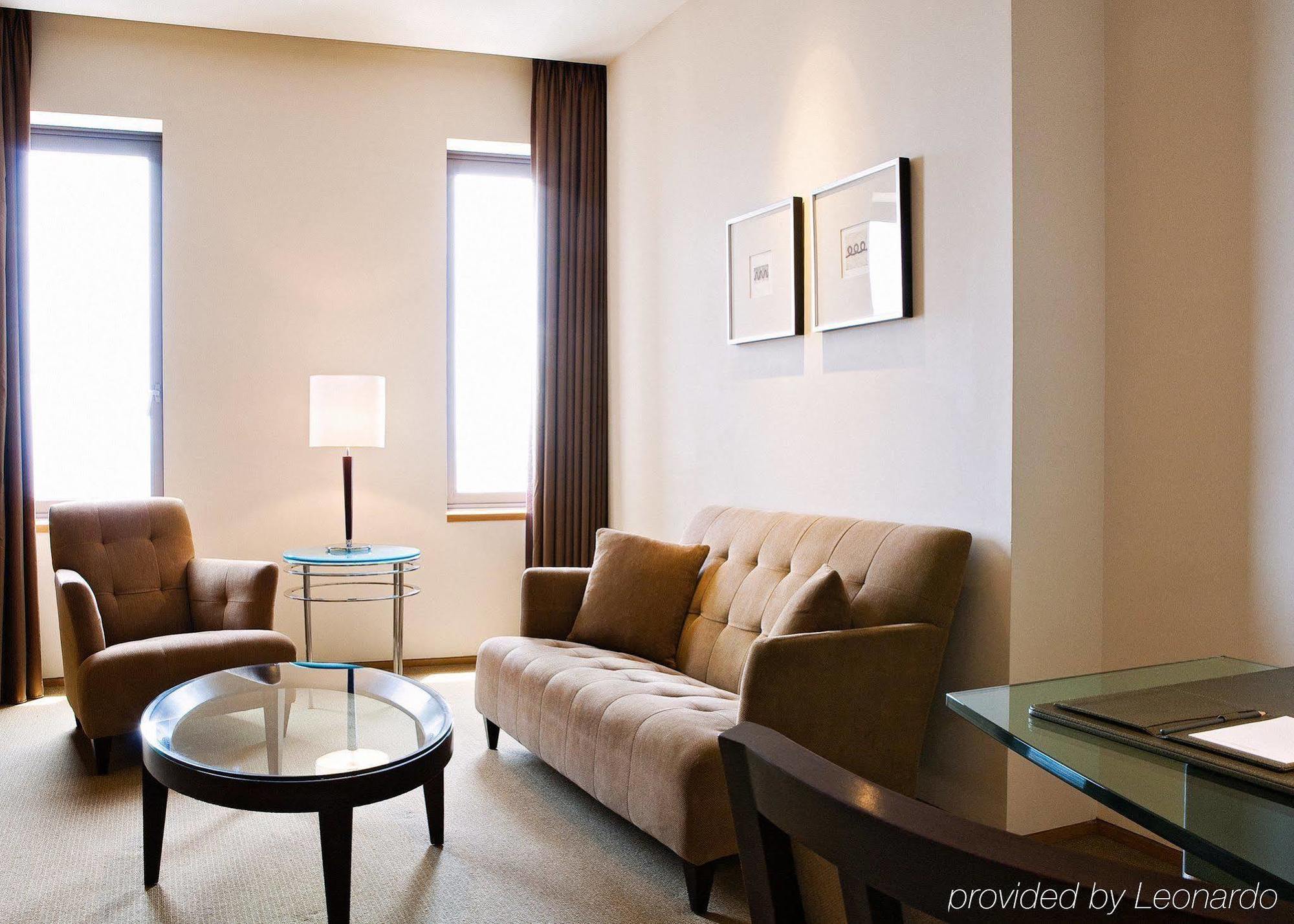 Ambassador Hotel Hsinchu Rum bild A living room in a suite at the hotel