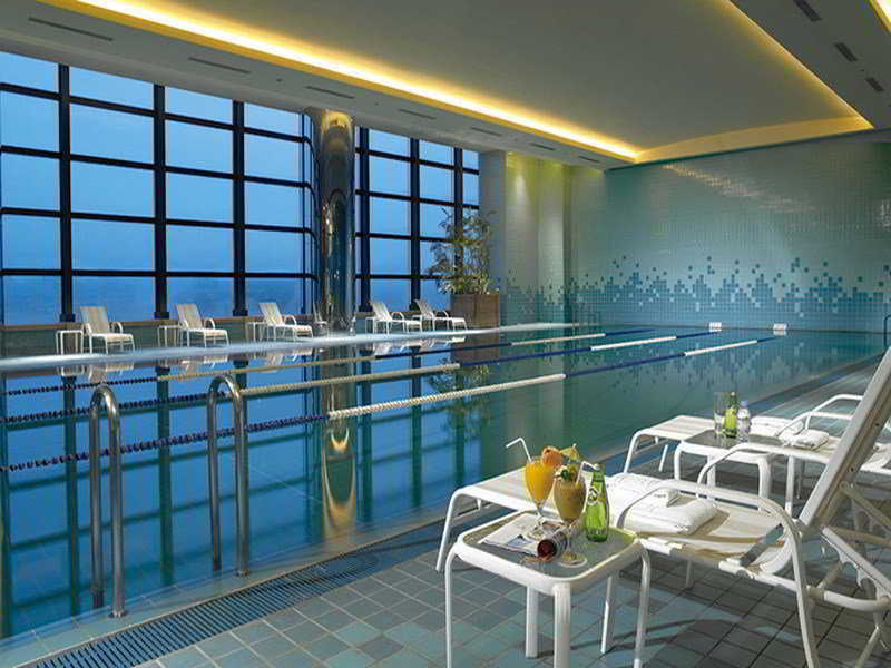 Ambassador Hotel Hsinchu Exteriör bild The pool at the 101