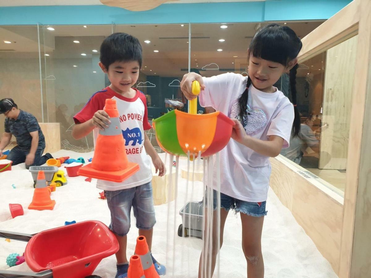 Ambassador Hotel Hsinchu Exteriör bild Children playing with water at the Waterworks Museum