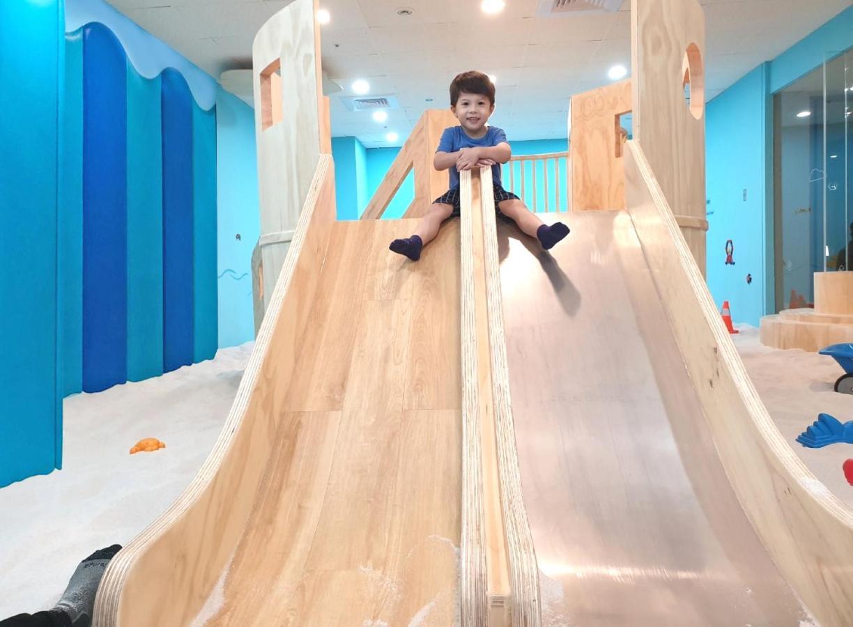 Ambassador Hotel Hsinchu Exteriör bild A child on a slide
